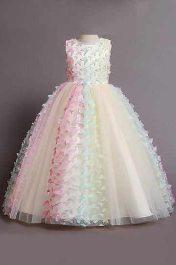 Une robe de fille beige sans manches avec des papillons